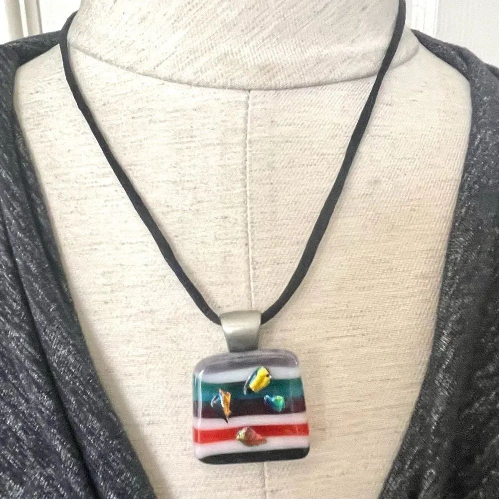 Glass pendant necklace